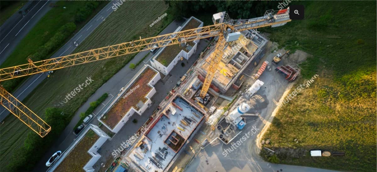 Εργοτάξιο από ψηλά με κινητές μονάδες παραγωγής ενέργειας