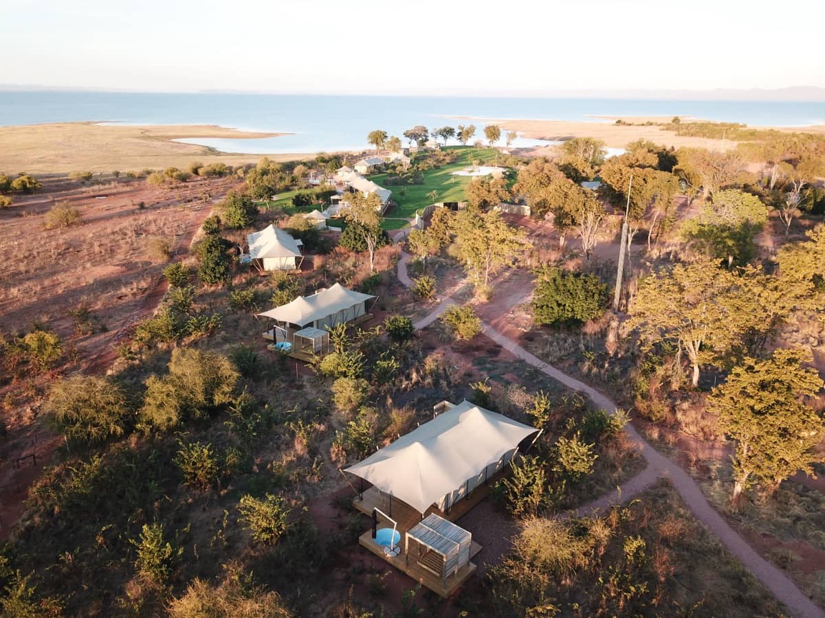 Εναέρια όψη off-grid τοποθεσίας σε πράσινο περιβάλλον