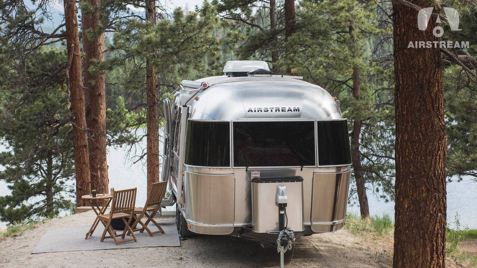 Τροχόσπιτο Airstream σε κάμπινγκ στο δάσος