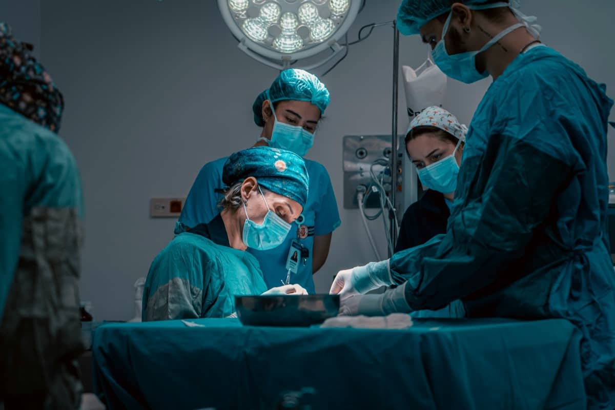 Τεχνικοί που εργάζονται σε βιομηχανική εγκατάσταση