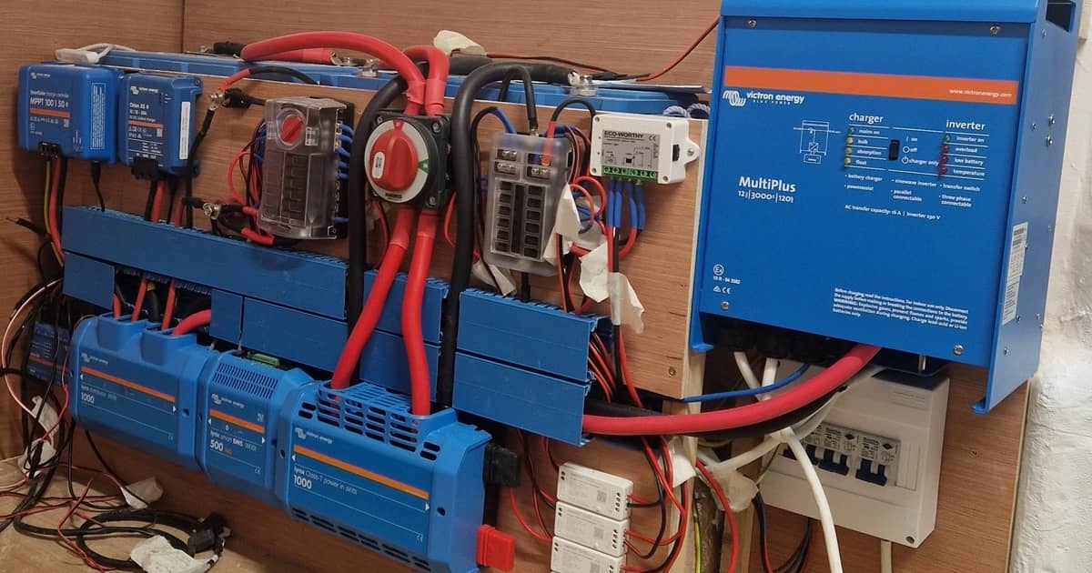 Μετατροπέας/φορτιστής Victron, ηλιακοί φορτιστές και μπάρες διανομής (busbars) τοποθετημένα σε τοίχο RV