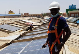 Υπεύθυνος επιβλέπει εργασίες εγκατάστασης ηλιακών συλλεκτών